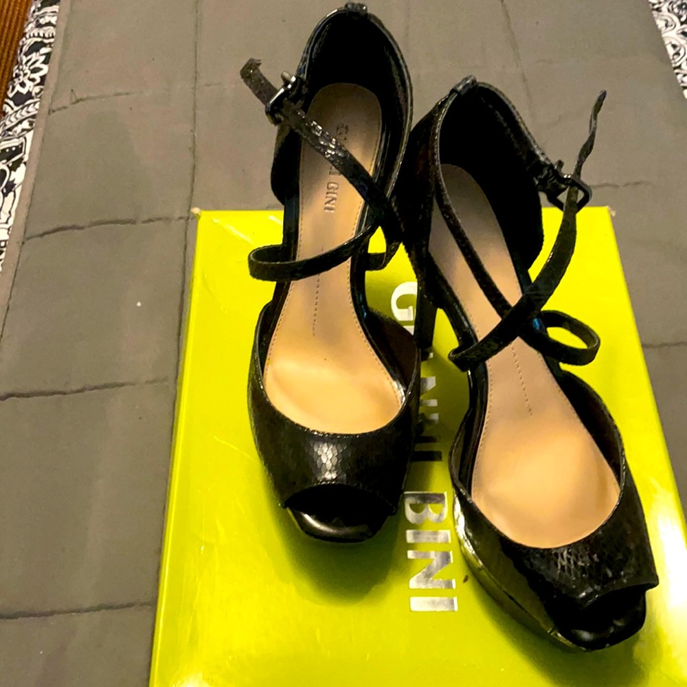 Gianni Bini black heel